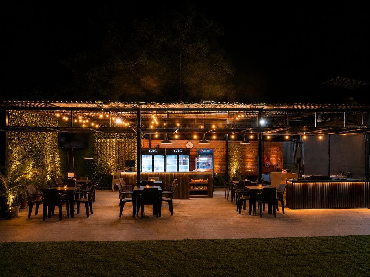 Interior de Alas Bravas de noche